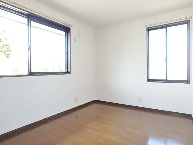 物件内観写真8　(北側の洋室5帖)