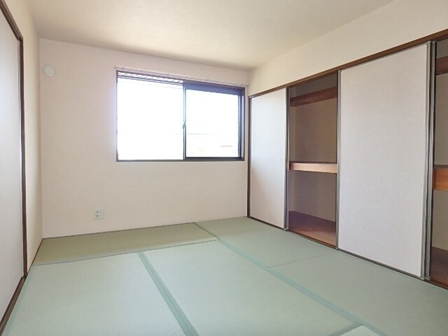 物件内観写真9　(南側の和室6帖)