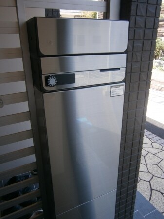 物件外観写真2　(便利な宅配ボックス)