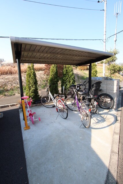 物件外観写真5　(駐輪場)