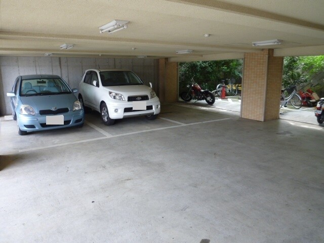 物件外観写真5　(駐車場（要空き確認）)