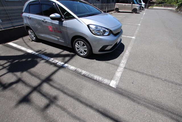 物件外観写真4　(敷地内駐車場（要空き確認）)