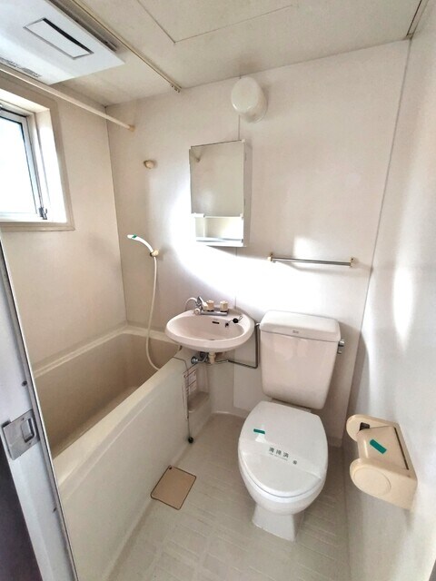 物件内観写真12　(クリーニング前写真)