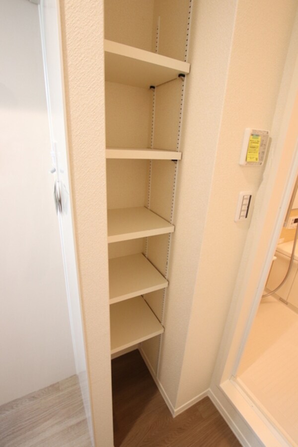 収納(洗面所にも棚付き収納あり)
