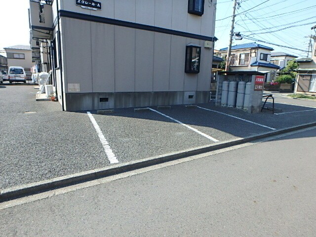 物件外観写真2　(敷地内駐車場（要空き確認）)
