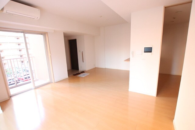 物件内観写真9　(14帖リビング)