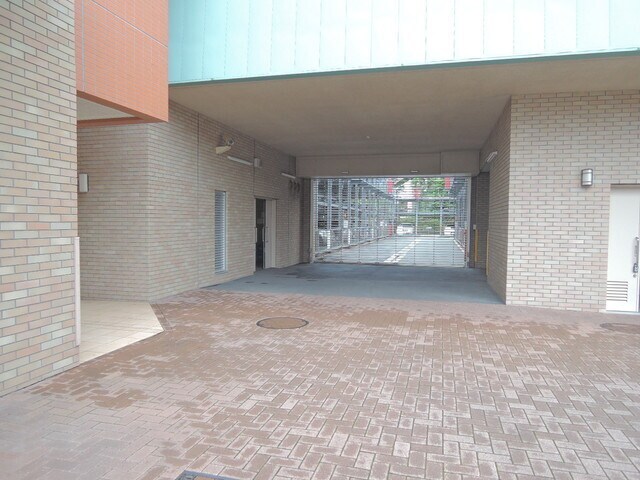 物件外観写真4　(★敷地内シャッター付き駐車場★（有料・要空き確認）)