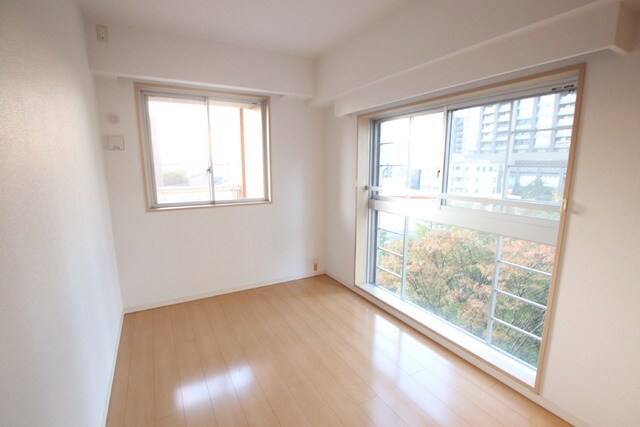 物件内観写真13　(2面採光の洋室)