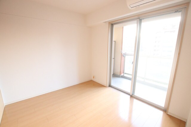 物件内観写真14　(西向きの洋室)