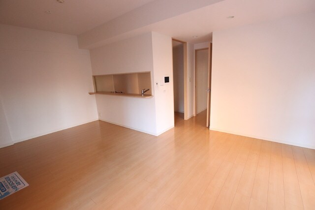 物件内観写真16　(2面採光のリビング)