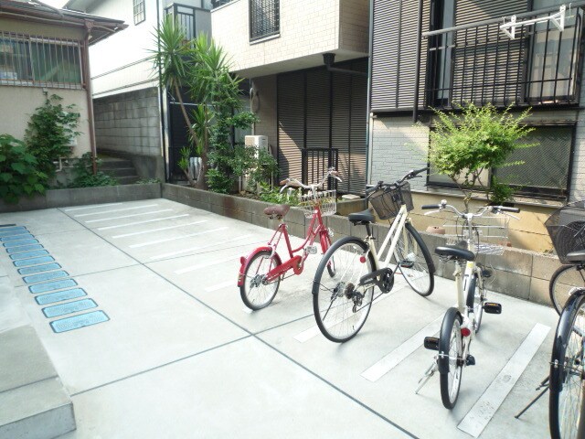 物件外観写真4　(駐輪場)