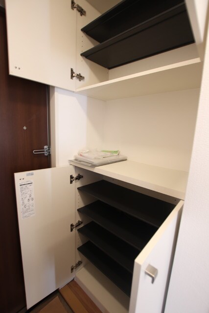 物件内観写真12　(上下段あるシューズボックス)