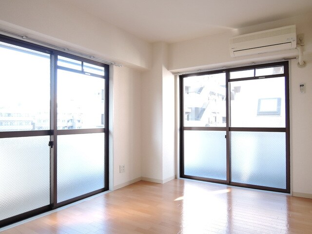 物件内観写真9　(洋室６帖　エアコン付き　２面採光！)