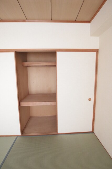 物件内観写真14　(和室の収納スペース)