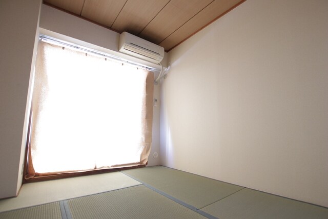 物件内観写真15　(和室には備え付けのエアコンがございます／エアコン確認中)