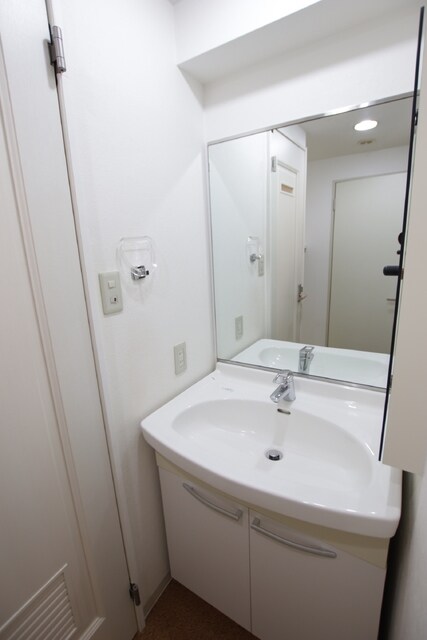 物件内観写真17　(独立洗面台の横に収納スペースあり)