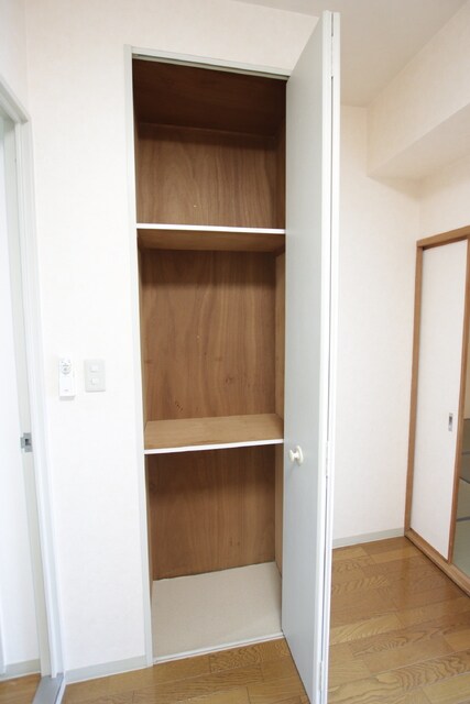 物件内観写真22　(ダイニングスペースの収納)