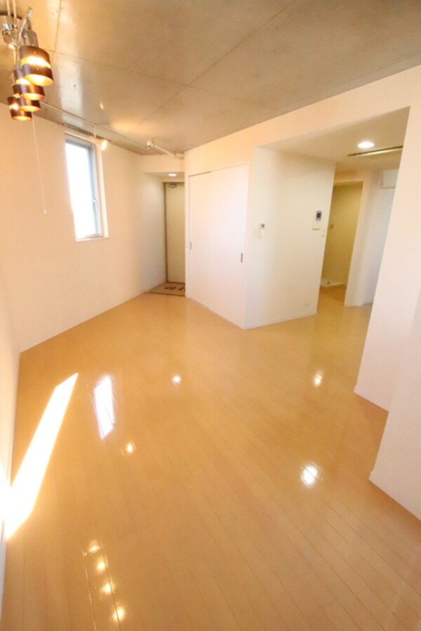 居室(★過去募集時の写真です。10帖のリビングです♪)
