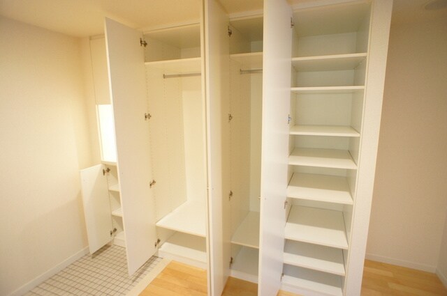 物件内観写真13　(収納豊富にあります。)