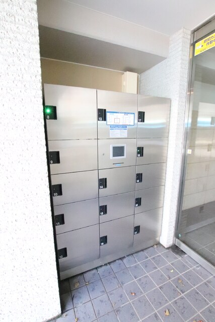 物件外観写真4　(便利な宅配BOX付きです。)