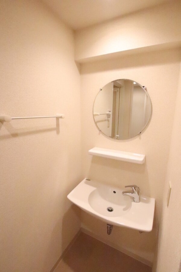 洗面所(【参考画像】同物件・別号室写真。参考にご覧ください。)