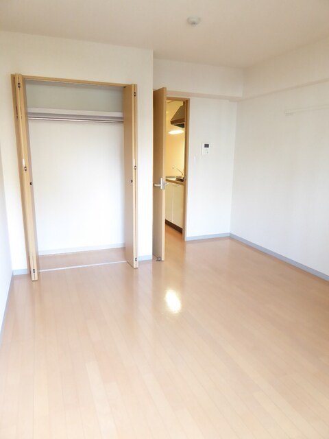 物件内観写真8　(7.2帖の居室♪)