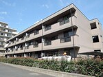 ３階建て、しっかりとした外観です