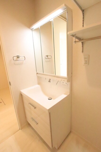 物件内観写真12　(☆三面鏡の洗髪洗面化粧台☆)