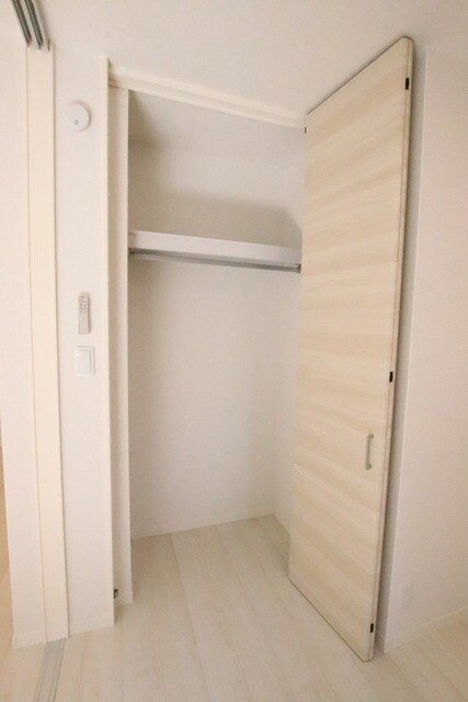 物件内観写真23　(☆ハンガーパイプ付き収納です☆)