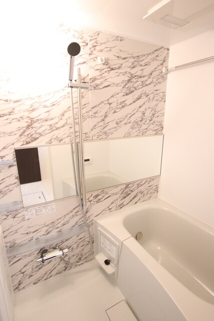 物件内観写真6　(☆大きな鏡でおしゃれな浴室☆)