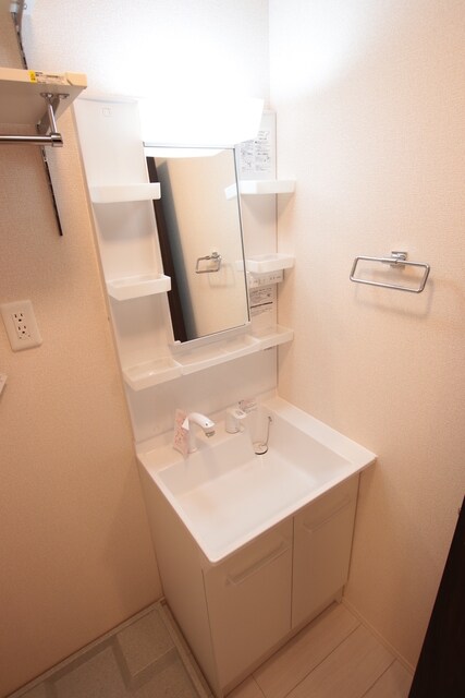 物件内観写真13　(清潔感溢れる独立洗面台です♪)