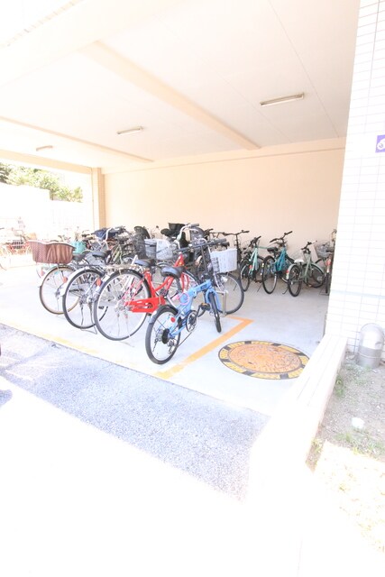 物件外観写真2　(駐輪場)