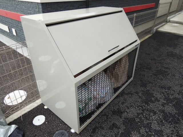 物件外観写真6　(便利な敷地内ゴミ置き場)