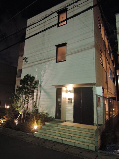 物件外観写真2　(☆　夜でもお洒落な外観です　☆)