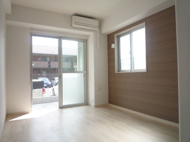 物件内観写真4　(２面窓※参考写真)