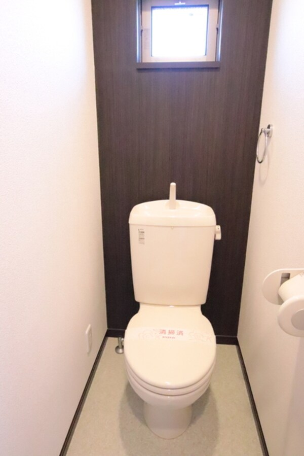トイレ(☆トイレに小窓があります☆)