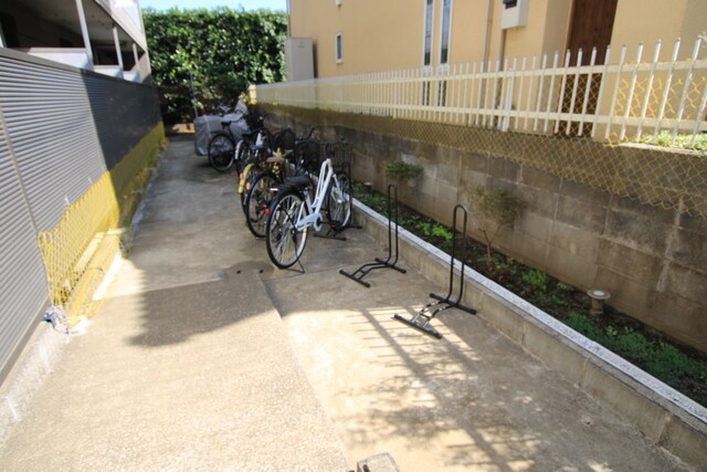 物件外観写真4　(自転車置き場)