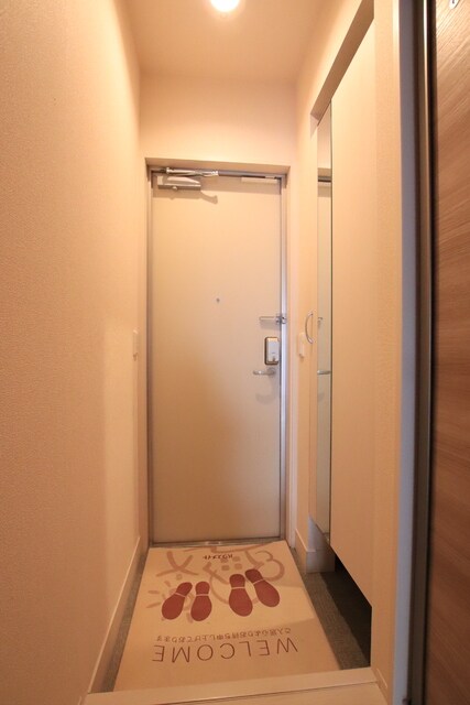 物件内観写真16　(☆玄関に姿見があります☆)