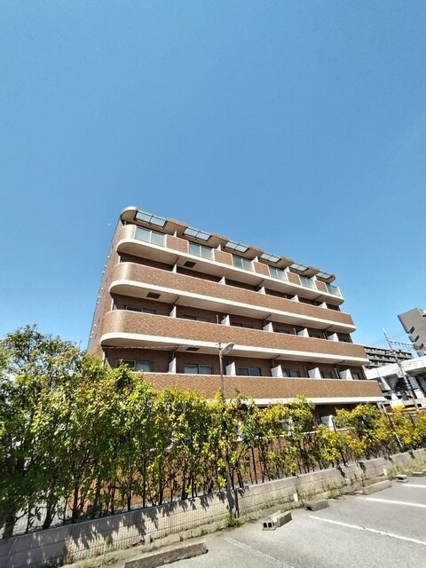 物件外観写真3　(落着いたﾌﾞﾗｳﾝのﾀｲﾙ張りﾏﾝｼｮﾝ☆)