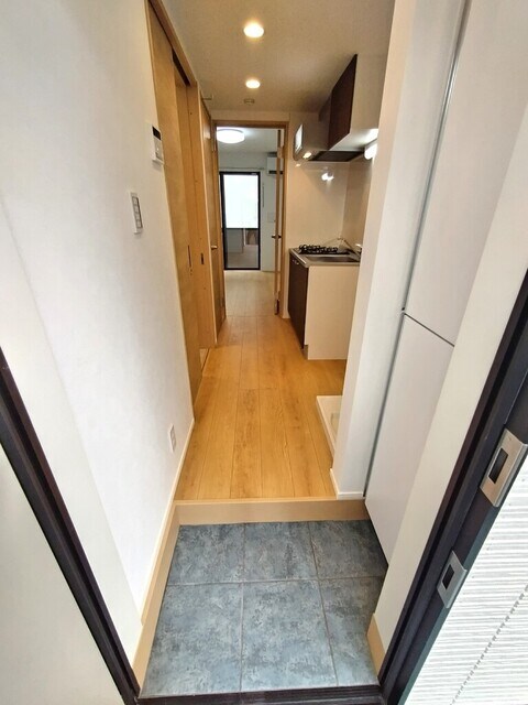 物件内観写真16　(玄関から見た様子)