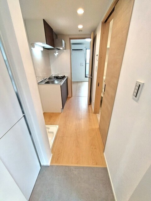 物件内観写真26　(玄関から見た様子)