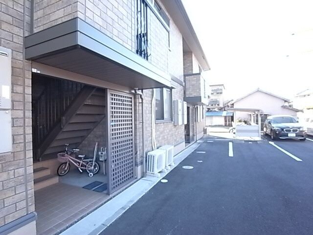 草薙駅 バス15分　弥生町下車：停歩2分 1階の駐車場