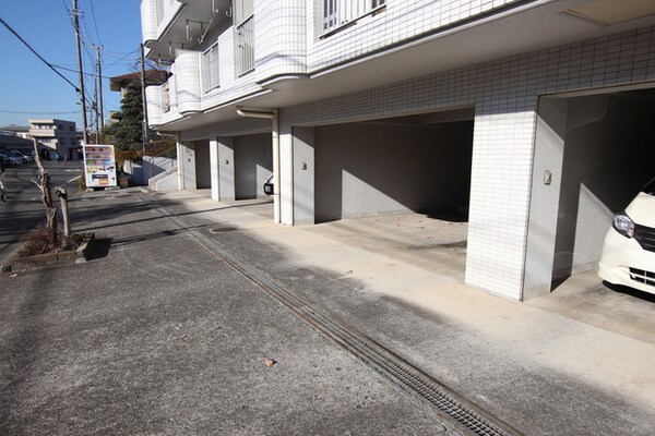 駐車場(屋根付き駐車場　空き要確認)