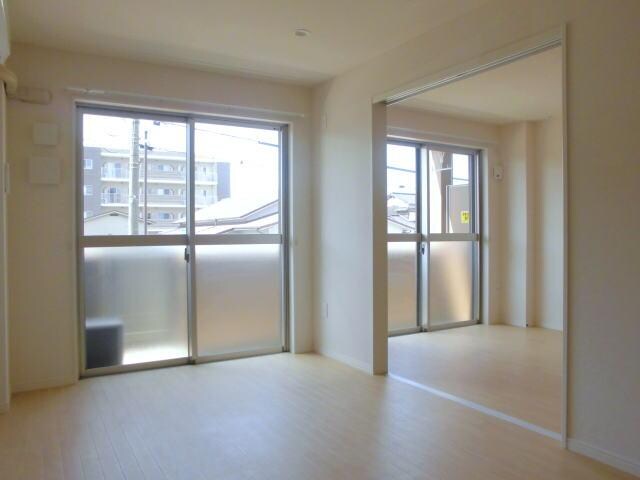 物件内観写真12　(リビング（洋室開放時）)