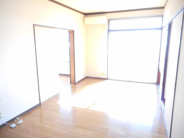 物件内観写真4　(リビングダイニング)