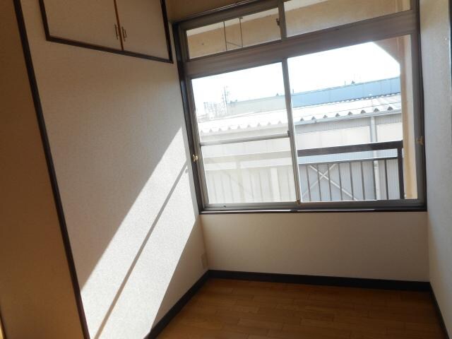 物件内観写真24　(真ん中の部屋)