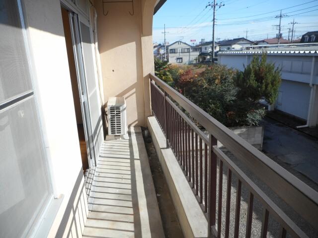 物件内観写真29　(長めのベランダ2箇所)