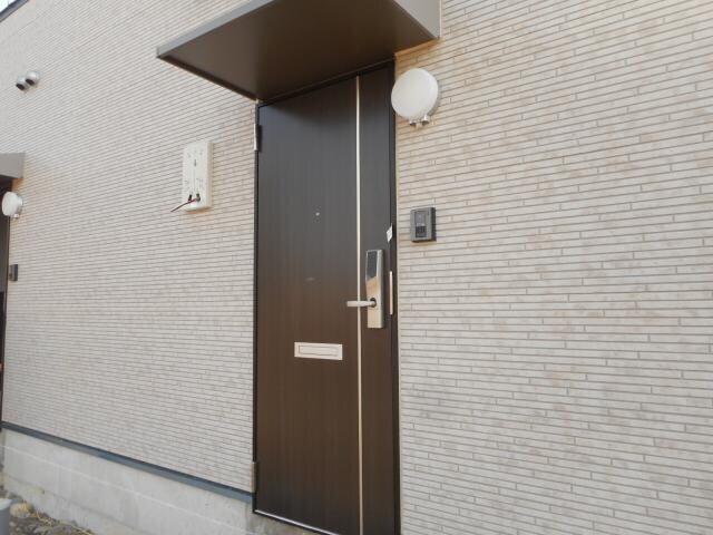 テット・アヤソラーレの外観(玄関　/　デジタルキー)