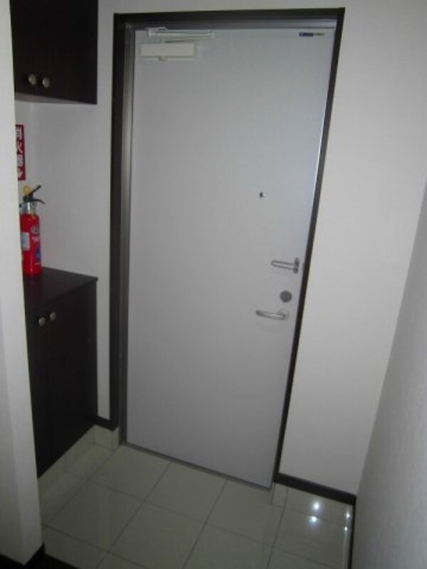 玄関(※写真は別部屋です。現況を優先とします。)