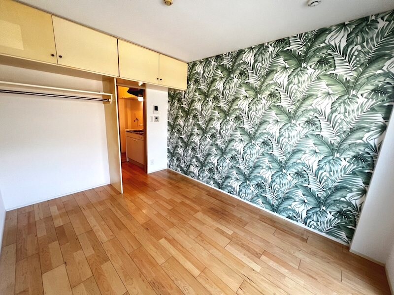 物件内観写真9　(洋室6帖　一面がアクセントクロスのおしゃれなお部屋です)